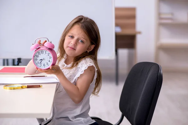 Kleines Mädchen bereitet sich zu Hause auf Prüfungen vor — Stockfoto