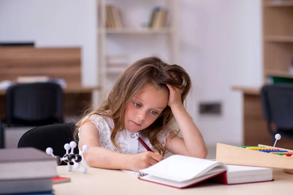 Liten flicka förbereder sig för tentor hemma — Stockfoto