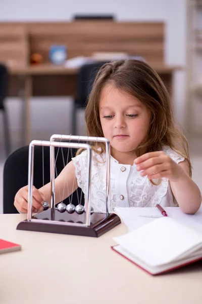 Menina pequena se preparando para exames em casa — Fotografia de Stock