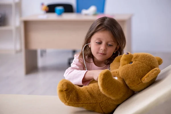 Kislány gazdaság medve játék vár orvos a klinikán — Stock Fotó