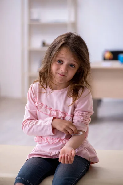 小さな女の子保持注射器待っていますのために医者でザクリニック — ストック写真