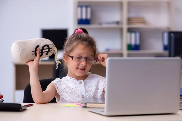 Grappig klein meisje ontvangt salaris in het kantoor — Stockfoto