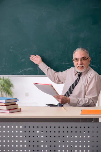 Viejo profesor en el aula — Foto de Stock