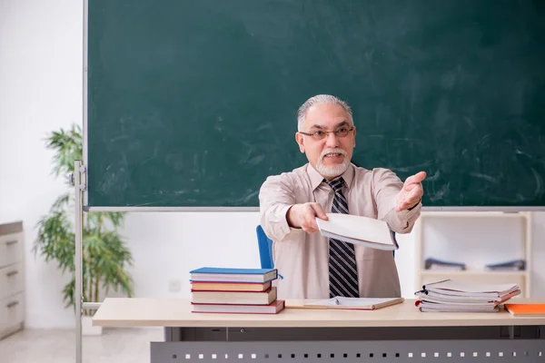 Gammal manlig lärare i klassrummet — Stockfoto