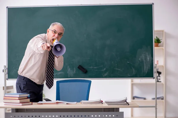 Vieux professeur masculin dans la classe — Photo