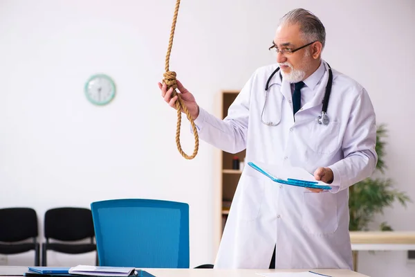 Velho médico cometendo suicídio no local de trabalho — Fotografia de Stock