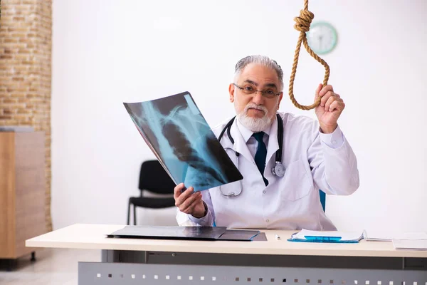 Yaşlı erkek doktor iş yerinde intihar ediyor. — Stok fotoğraf