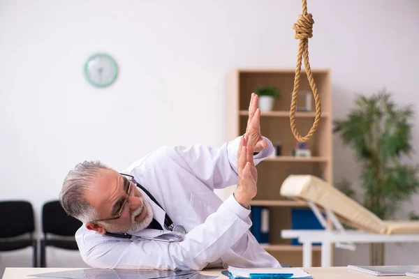 Viejo médico suicidándose en el lugar de trabajo —  Fotos de Stock