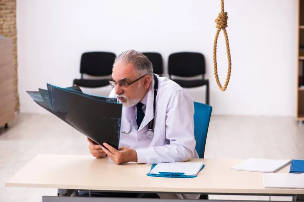 Viejo médico suicidándose en el lugar de trabajo — Foto de Stock