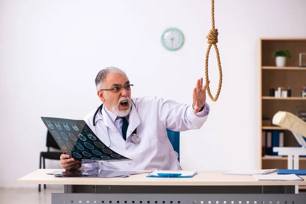 Velho médico cometendo suicídio no local de trabalho — Fotografia de Stock