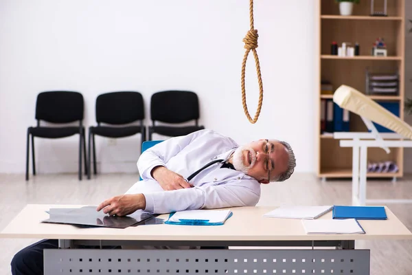 Vecchio medico maschio che si suicida sul posto di lavoro — Foto Stock