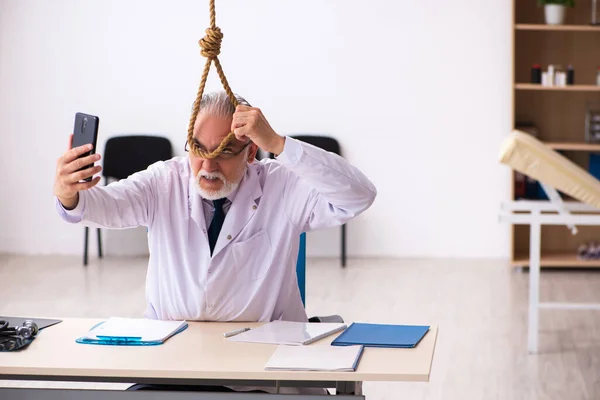 Yaşlı erkek doktor iş yerinde intihar ediyor. — Stok fotoğraf