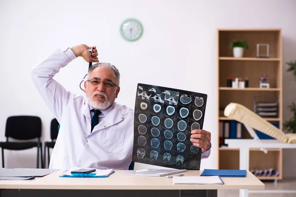 Old male doctor committing suicide at workplace — Stock Photo, Image