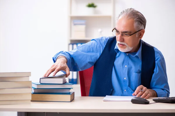 Vecchio autore maschile scrivere libri — Foto Stock