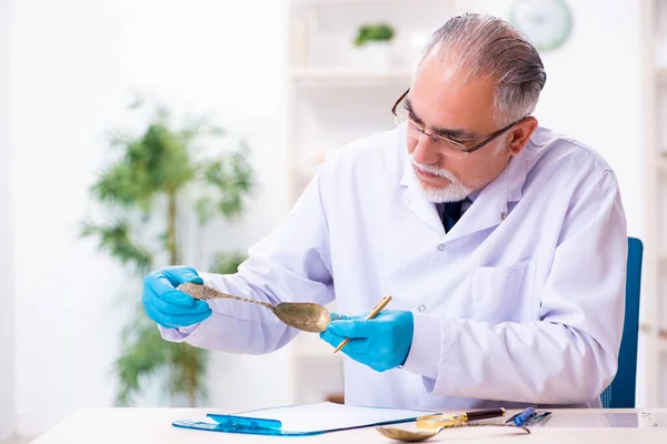 Velho arqueólogo sênior trabalhando no laboratório — Fotografia de Stock