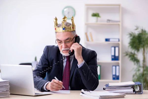 Old king businessman employee at workplace — Stock Photo, Image