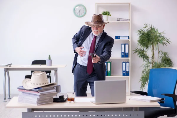 Divertente vecchio capo in cappello da cowboy in ufficio — Foto Stock