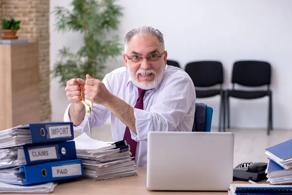 Homem idoso empregado infeliz com excesso de trabalho — Fotografia de Stock