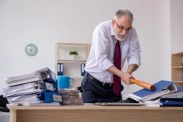 Homem idoso empregado infeliz com excesso de trabalho — Fotografia de Stock