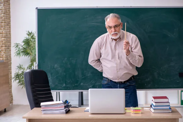 教室に座っている老人の先生 — ストック写真