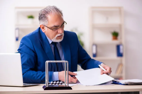 Alte männliche Angestellte Geschäftsmann und Meditation Bälle auf dem Schreibtisch — Stockfoto