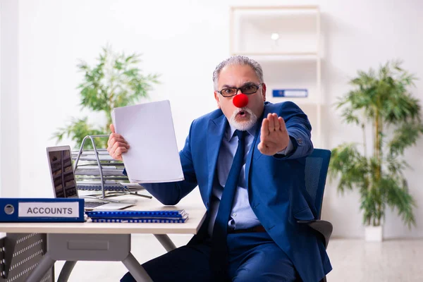 Stary biznesmen klaun pracujący w biurze — Zdjęcie stockowe