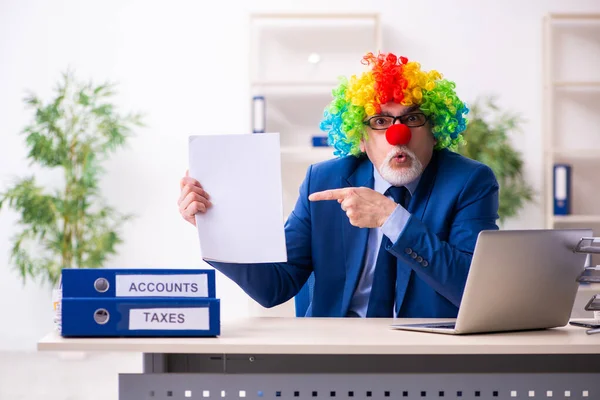 Palhaço velho homem de negócios trabalhando no escritório — Fotografia de Stock