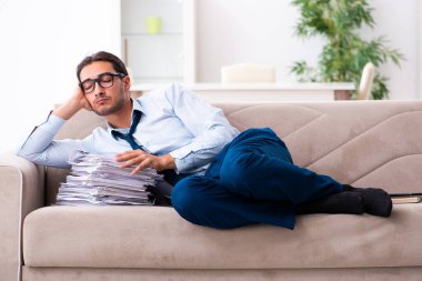 Genç erkek işadamı evde çalışıyor.