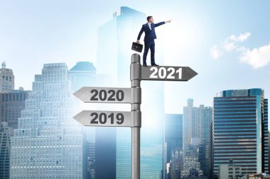 2020 ve 2021 'de yol işareti ve işadamı