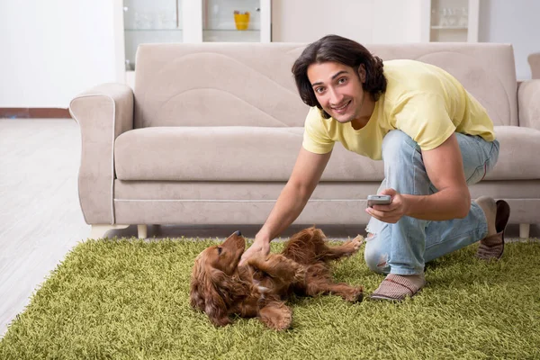 Cocker Spaniel köpeği olan genç bir adam. — Stok fotoğraf