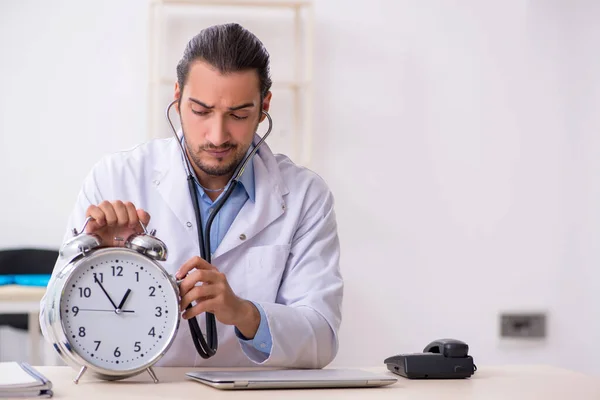 Klinikte çalışan yakışıklı genç erkek doktor. — Stok fotoğraf