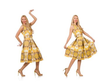 Uzun yaz elbisesi giyen genç bir kadın beyaz tenli.