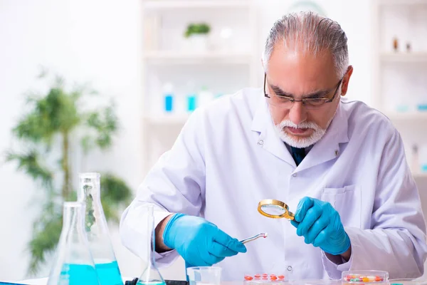Gammal manlig kemist arbetar i labbet — Stockfoto