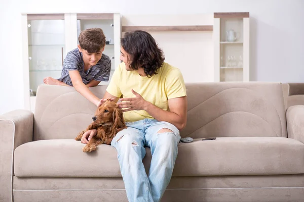 Genç baba ve oğlu cocker spaniel köpeğiyle — Stok fotoğraf