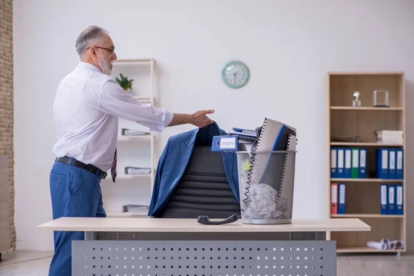 Viejo empleado de negocios rechazando nuevas ideas con muchos papeles — Foto de Stock