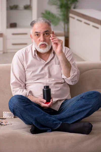 Velho doente sofrendo em casa — Fotografia de Stock