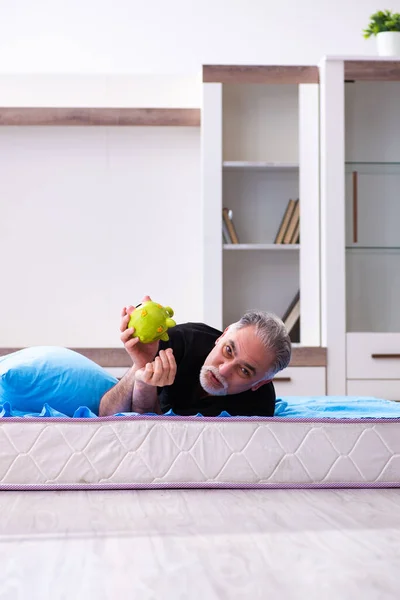 Viejo infeliz en concepto de jubilación — Foto de Stock