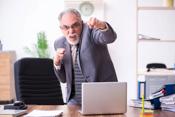 Businessman angry and furious at the workplace — Stock Photo, Image