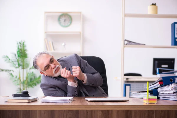 Empresario enojado y furioso en el lugar de trabajo — Foto de Stock