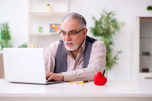 Viejo haciendo la propuesta de matrimonio a través de Internet —  Fotos de Stock