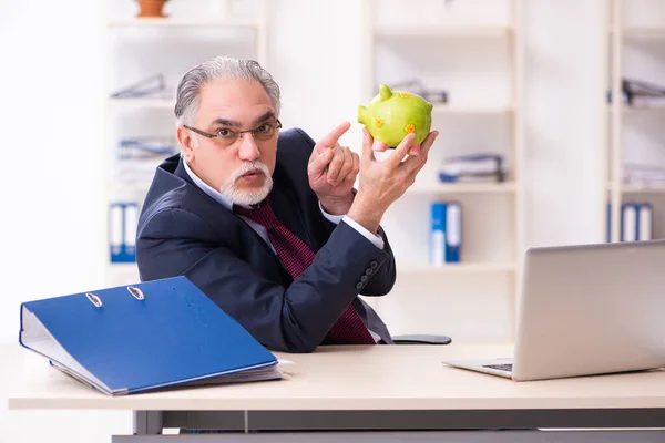 Antiguo empleado de negocios en concepto de bancarrota — Foto de Stock