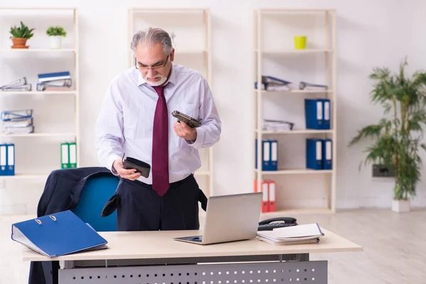 Oud zakenman werknemer in faillissement concept — Stockfoto