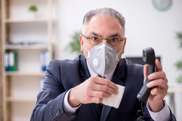 Viejo empleado jefe trabajando durante pandemia — Foto de Stock