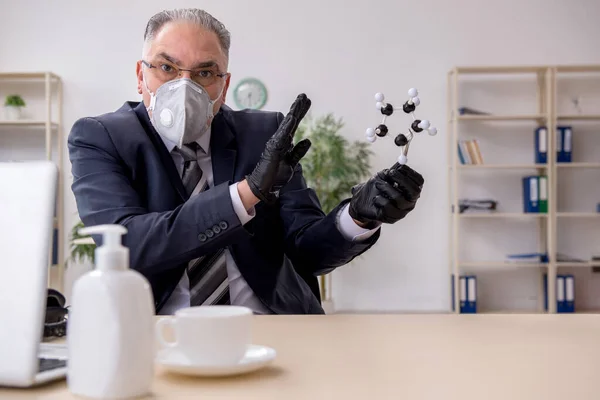 Old male boss employee working during pandemic — Stock Photo, Image