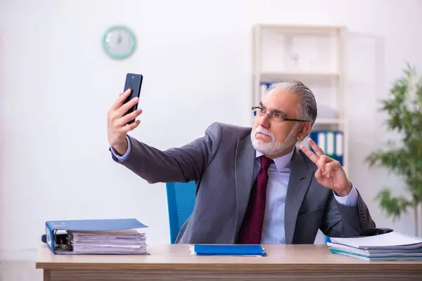 Empleado masculino experimentado que trabaja en la oficina —  Fotos de Stock