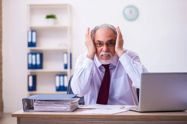 Viejo empleado que trabaja en la oficina —  Fotos de Stock