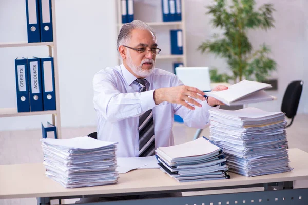 Stary mężczyzna pracownik niezadowolony z nadmiernej pracy w biurze — Zdjęcie stockowe