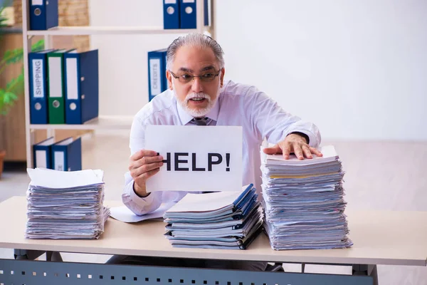 Viejo empleado descontento con el exceso de trabajo en la oficina — Foto de Stock