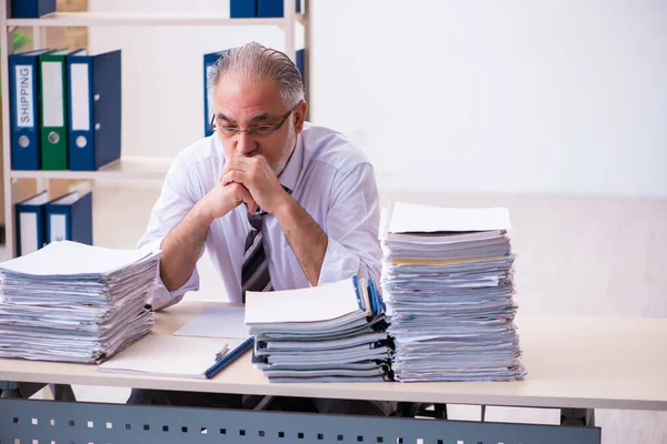 Viejo empleado descontento con el exceso de trabajo en la oficina — Foto de Stock