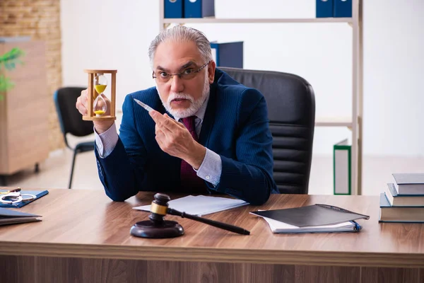 Juez masculino con experiencia sentado en la oficina —  Fotos de Stock
